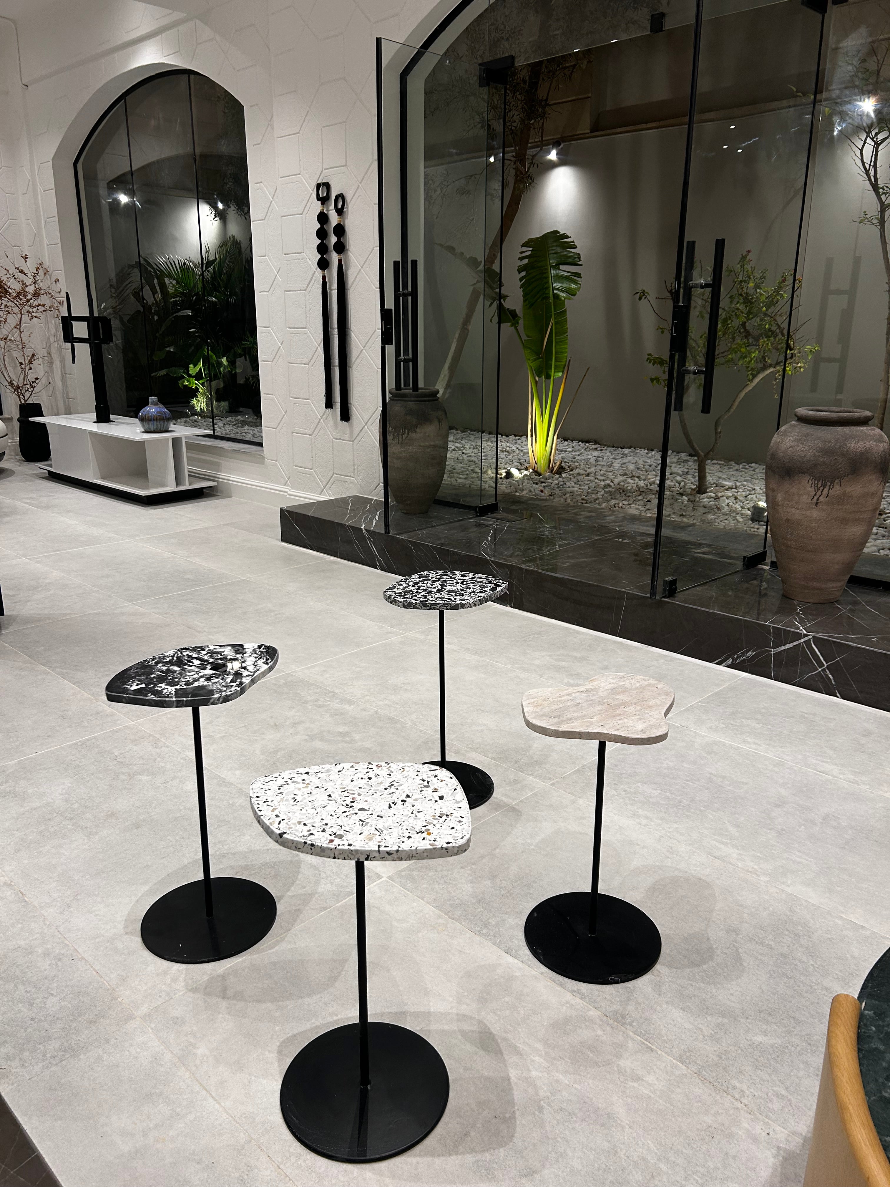 Pebble serve table