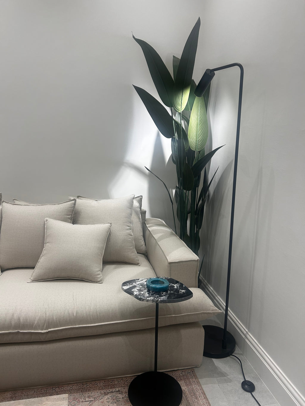 Pebble serve table