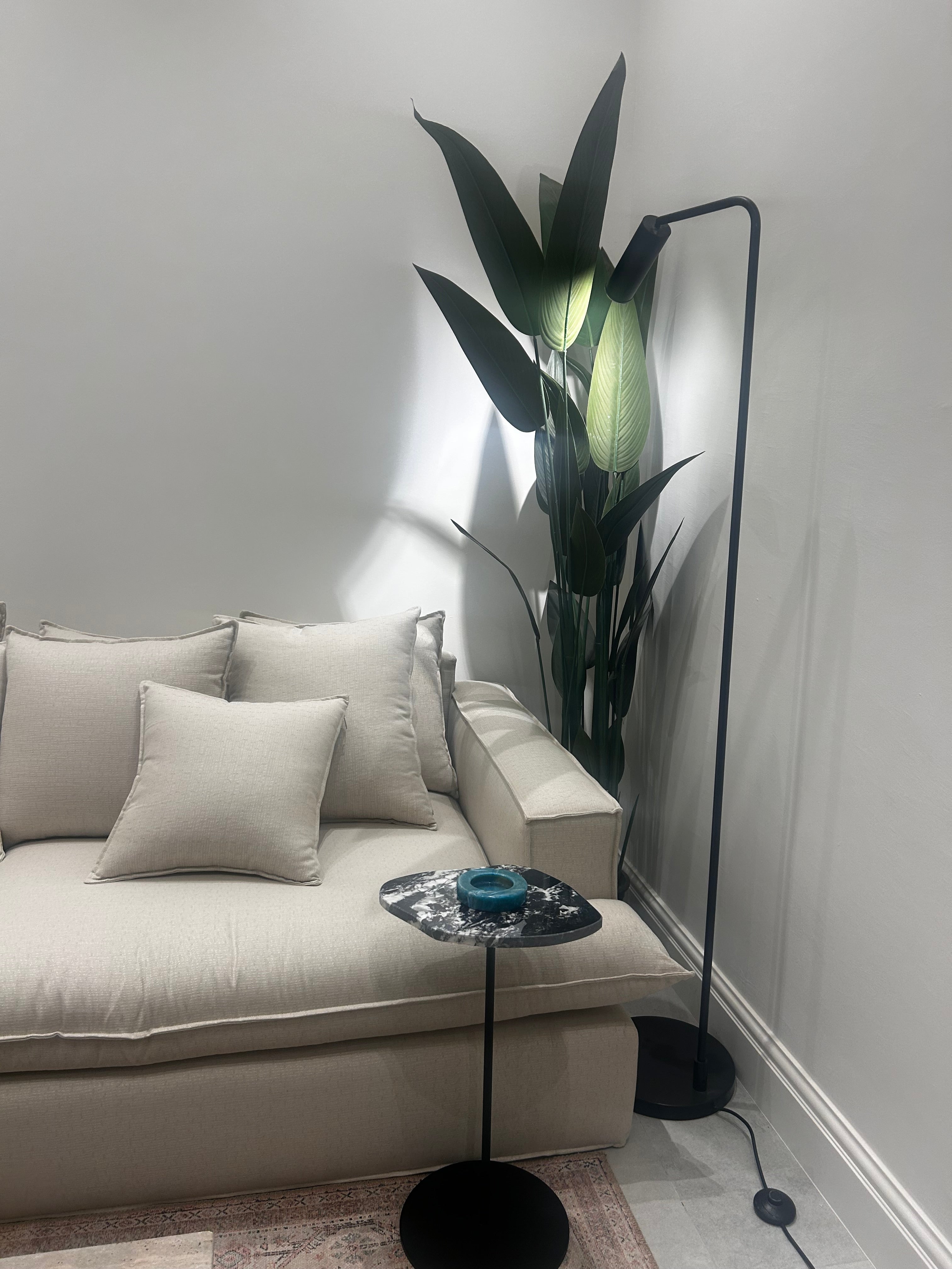 Pebble serve table