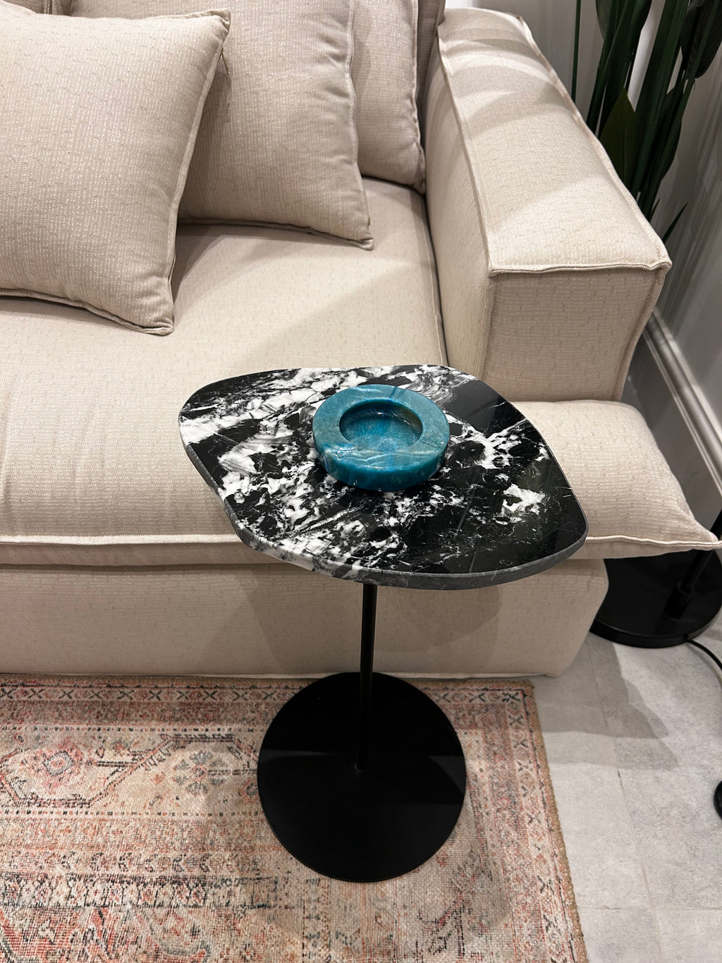 Pebble serve table