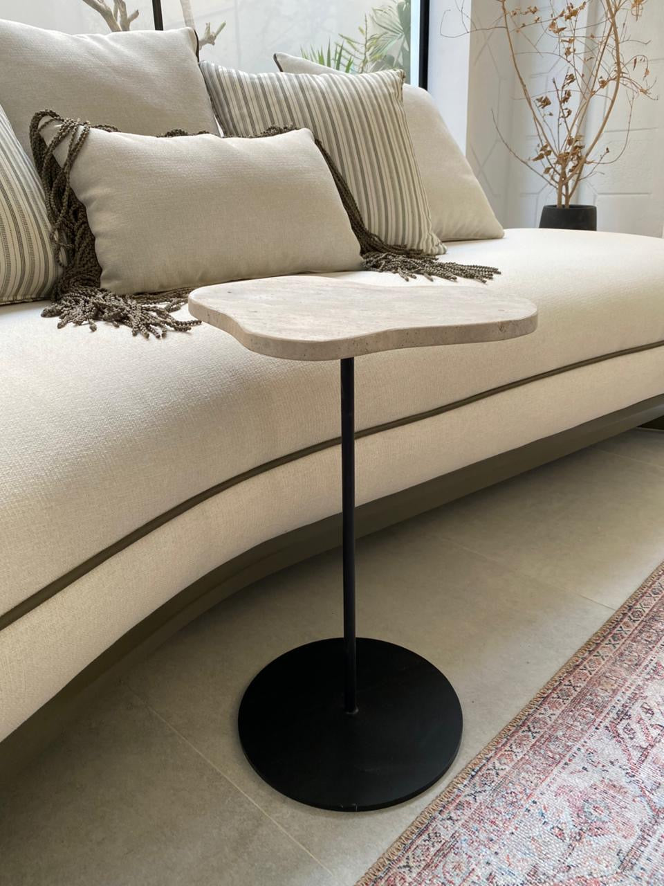 Pebble serve table